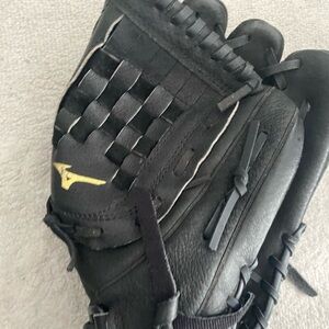 Softball women’s 12” Mizuno glove